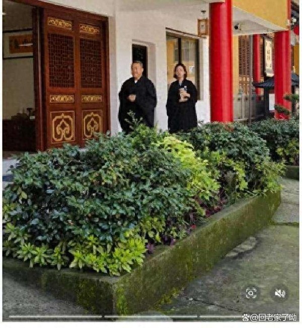 明星寺庙义工被围观：善举是作秀还是信仰，你看明白了吗？