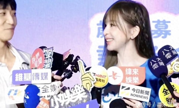 王心凌吴克群才否认恋情，就被网友多次偶遇同游，还有各种情侣款