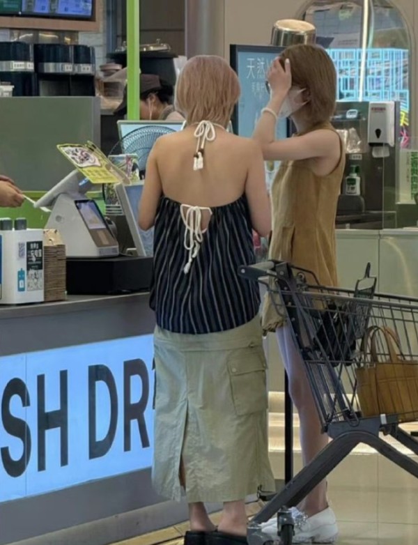 赵露思成都逛街状态佳，与闺蜜魏笑买果汁显情深