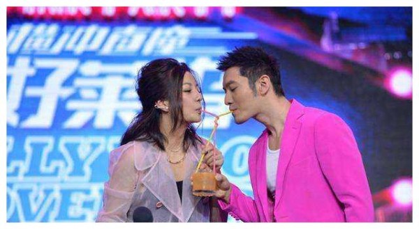 娱乐圈那些是同学的明星，郑爽阚清子是闺蜜，黄晓明初恋赵薇！