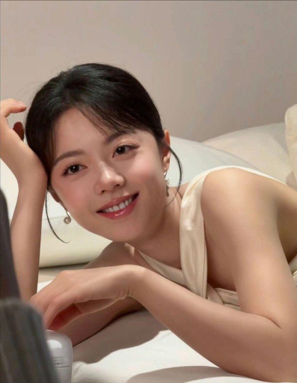 [赵今麦][新闻]241105 赵今麦最新营业图引发粉丝热议,满满正能量赞美不断——本命星新闻