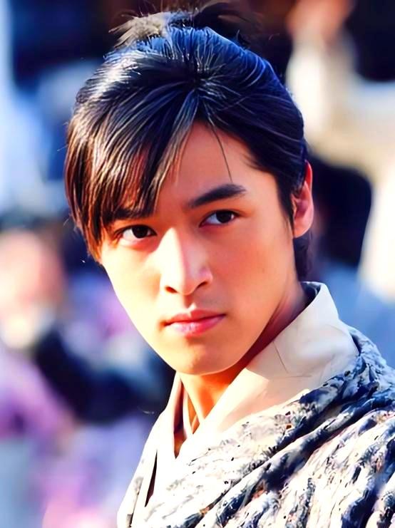 胡歌：从“偶像”到“实力派”的蜕变为公益楷模