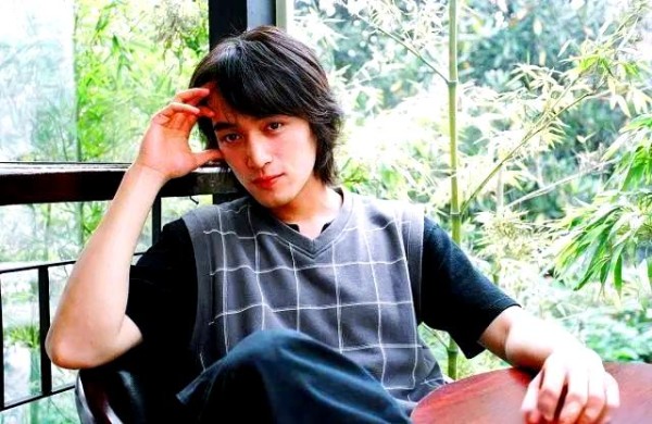 胡歌的演艺之路与无私精神：从车祸到慈善