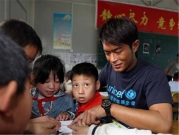 娱乐圈慈善捐款最多的6个明星，周润发裸捐56亿做公益事业