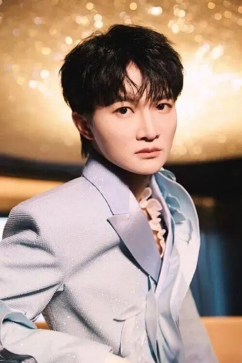 周深：从质疑到国际认可的声乐传奇之路