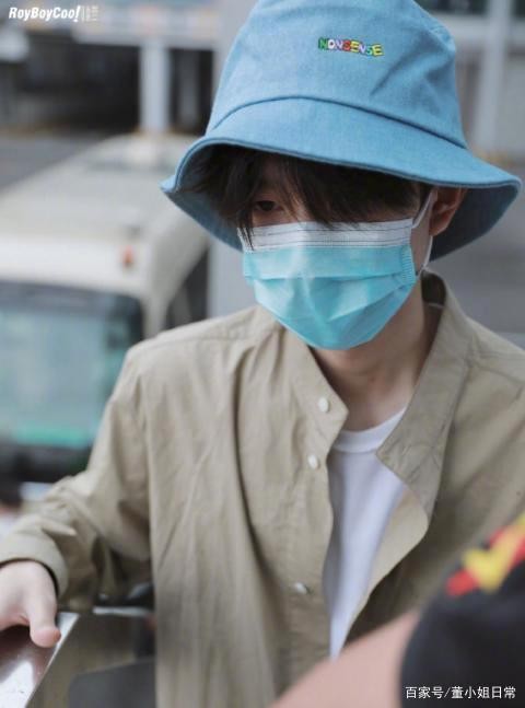 王源的机场造型真时髦，白色T+牛仔裤=阳光十足，小哥哥太帅了