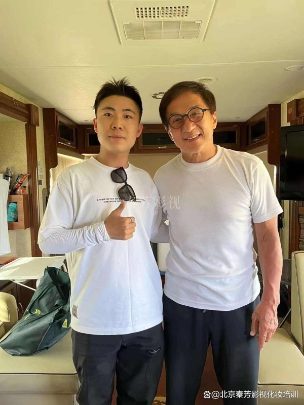 演员眼部卸妆指南：避免彩妆残留引发皮肤敏感