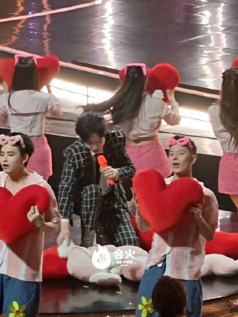 我不行了刘宇宁好忙啊！在舞台上做了八百个蹲起扔完你的扔你的