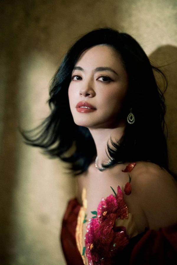 姚晨发丝轻扬看向镜头。