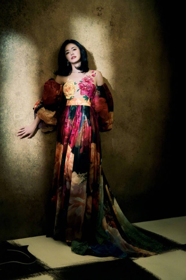 姚晨穿繁花礼裙勾勒出优雅曲线。