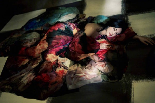 姚晨躺卧花海，故事感满满。