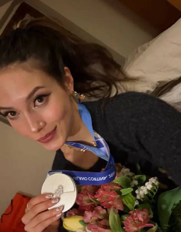 谷爱凌斩获银牌后晒与妈妈合照 发文感谢粉丝支持