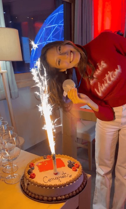 谷爱凌开心的拿着奖牌庆祝。