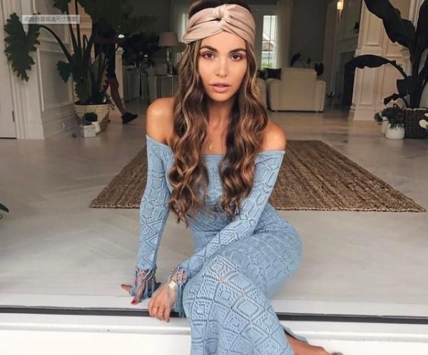 荷兰模特博主，浓墨眉毛眼如帘“套式”混搭开创复古穿搭新理念