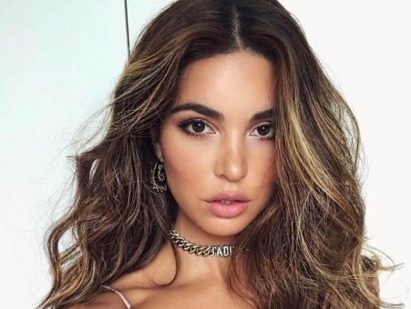 荷兰模特博主，浓墨眉毛眼如帘“套式”混搭开创复古穿搭新理念