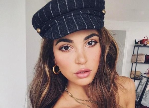 荷兰模特博主，浓墨眉毛眼如帘“套式”混搭开创复古穿搭新理念