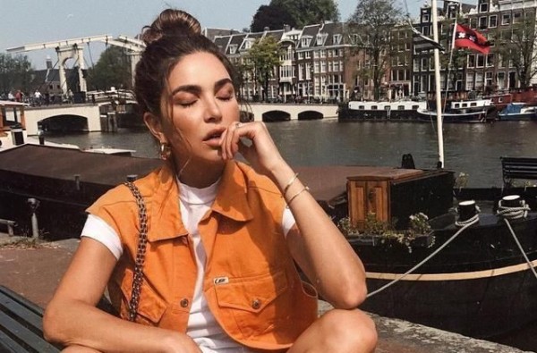 荷兰模特博主，浓墨眉毛眼如帘“套式”混搭开创复古穿搭新理念