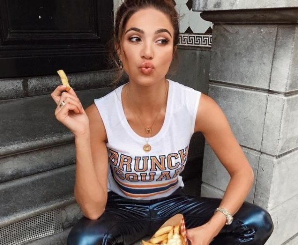 荷兰模特博主，浓墨眉毛眼如帘“套式”混搭开创复古穿搭新理念