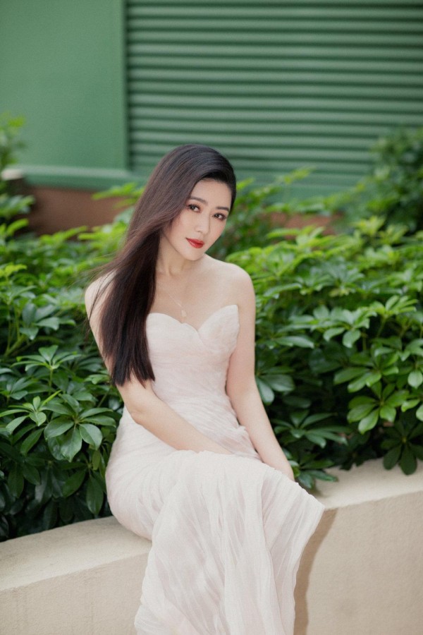 田海蓉是一位非常有品位和时尚感的女性