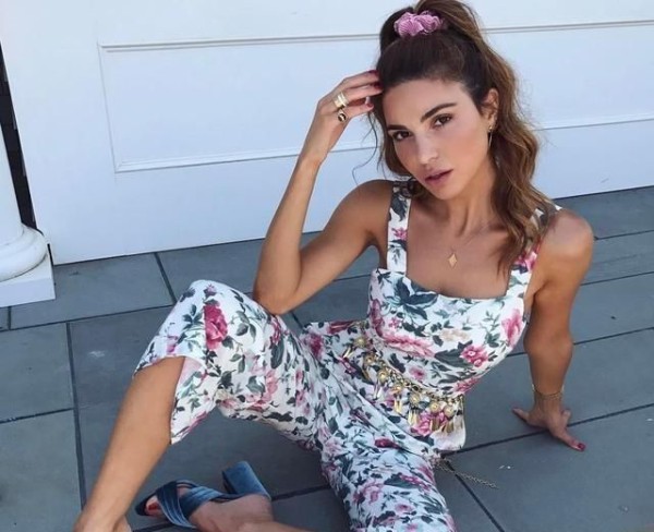 荷兰模特博主，浓墨眉毛眼如帘“套式”混搭开创复古穿搭新理念