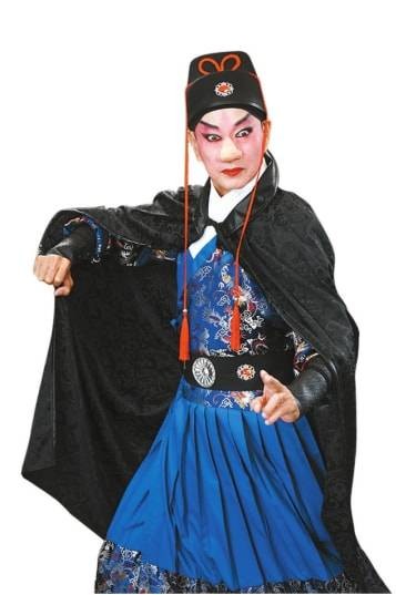 “大鼻子情圣”唱粤剧 好妙的西戏中演