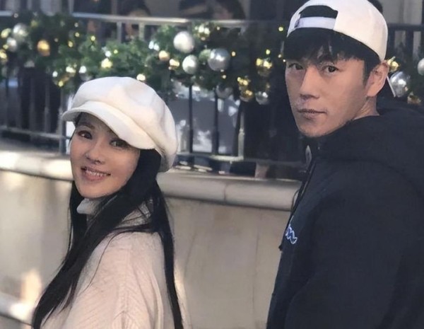 秦昊伊能静直播互动火爆！亲密举止引网友热议，夫妻关系成谜