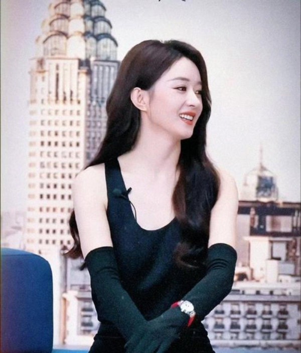 赵丽颖罕见直播营业笑容满面，与主持人畅聊爱己爱人心路历程，言语流畅秒变话痨令人意外