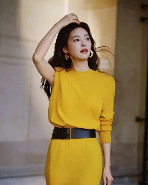 白敬亭和章若楠深夜直播互动，摘耳环戴剧中链子，脸红暧昧满满