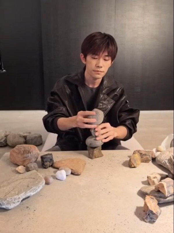 易烊千玺直播首秀破千万：用“沉默的石头艺术”重构明星互动范式
