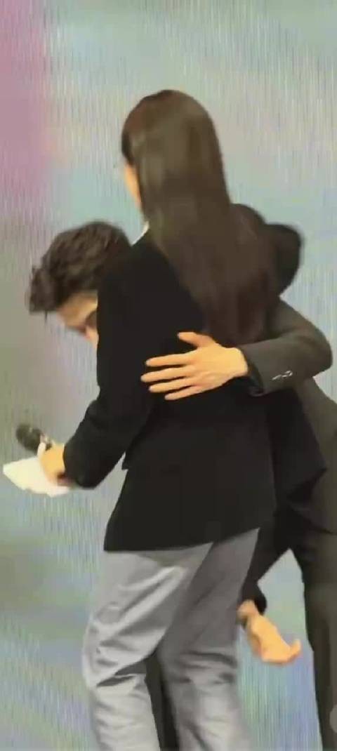 白鹿王星越直播互动默契十足，包手瞬间引热议