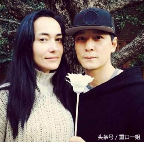 洋媳妇保质期太短，经不起岁月摧残！两位男星和老婆合影如母子