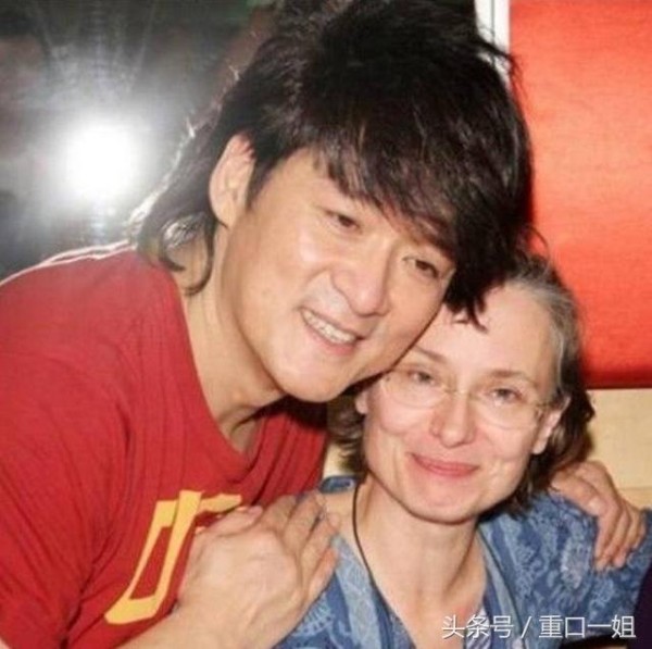 洋媳妇保质期太短，经不起岁月摧残！两位男星和老婆合影如母子