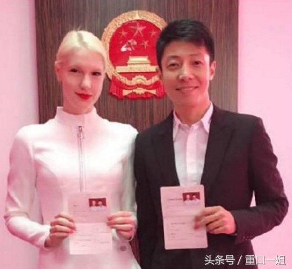 洋媳妇保质期太短，经不起岁月摧残！两位男星和老婆合影如母子