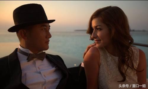 洋媳妇保质期太短，经不起岁月摧残！两位男星和老婆合影如母子