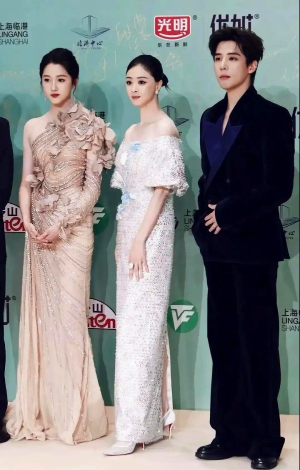 放手才是拥有：白玉兰红毯关王互动再引热议

明星友谊总被过度解读

两人红毯并肩闲聊的画面被逐帧分析，自然互动被说成避嫌。

可聚餐去外婆家、喝杨梅酒打羽毛球的事更值得细品——普通同事会带回家见长辈？

王安宇采访里那句“外婆最后才认出她”透着熟稔，关晓彤那句“纯友谊”澄清反而像扎了网友兴奋神经。

鹿晗“老了”的演唱会同期热搜才真扎心。当年顶流如今商业价值下滑，关晓彤影视资源却稳步上升。这种事业...