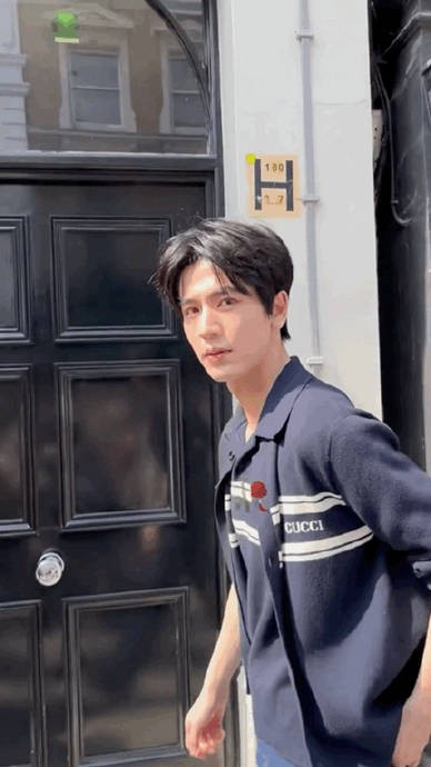 除了盛典事件，张凌赫还有哪些典型的“热心市民”日常行为？