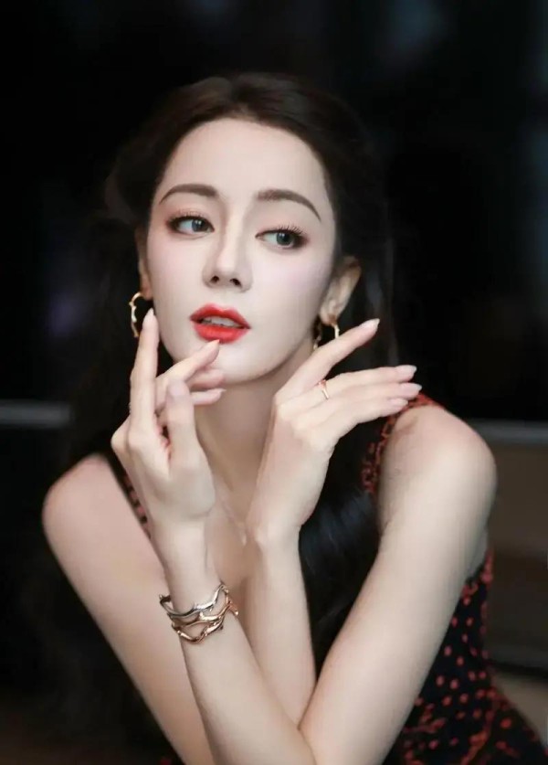 迪丽热巴秒变行程，揭秘她与粉丝的真实互动