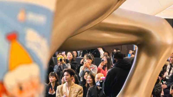 张凌赫线下活动人气爆棚，粉丝应援秩序与热情成最美风景！ — 新京报