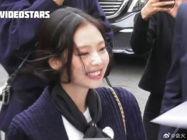 JENNIE巴黎街头派签名海报，与粉丝互动超暖心