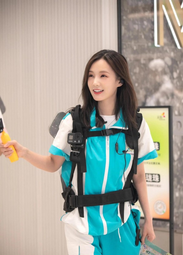 李一桐接机场宠粉，报销车费背后有哪些明星罕见暖举？