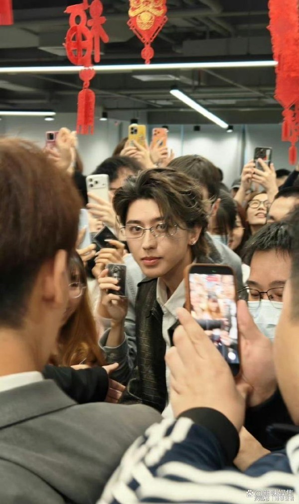蔡徐坤惊喜扫楼，与粉丝互动暖心瞬间