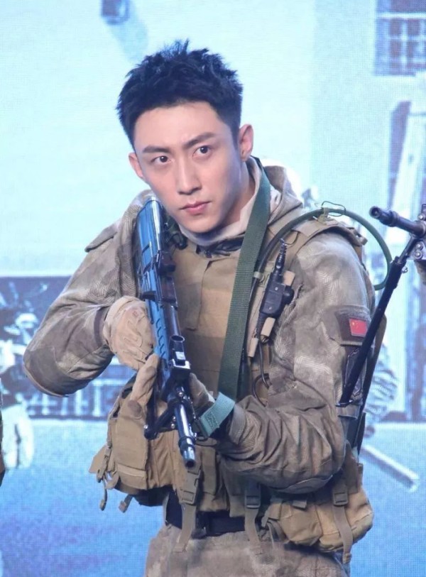 不做模特偏做演员的4位男星，第一位出轨劈腿，第4位成当红炸子鸡