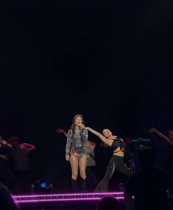 单依纯风格转型争议，紧身装背后的成长逻辑与国际对标