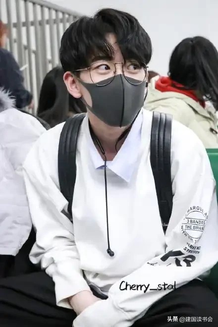 建国读书会：#娱乐圈哪些明星是网红出身#

娱乐圈，那些以网红出身的明星

在流量为王的时代，娱乐圈与互联网的边界早已模糊。一批草根出身的网红凭借早期积累的粉丝基础和独特个人风格，成功转型为影视综多栖艺人。他们的崛起，既是互联网造星能力的体现，也折射出娱乐产业生态的深层变革。

一、短视频平台走出的顶流

“白鹿“（本名白梦妍）堪称短视频转型最成功的案例。2015年，她在国际邮轮担任服务生时，以“...