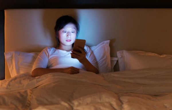 女性八卦趣闻：娱乐圈与职场的情感漩涡