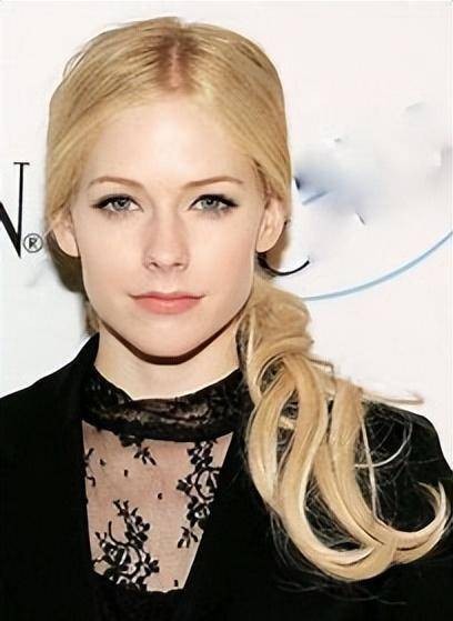 一位外国明星，却为中国汶川地震捐款320万，不接受辱华产品代言