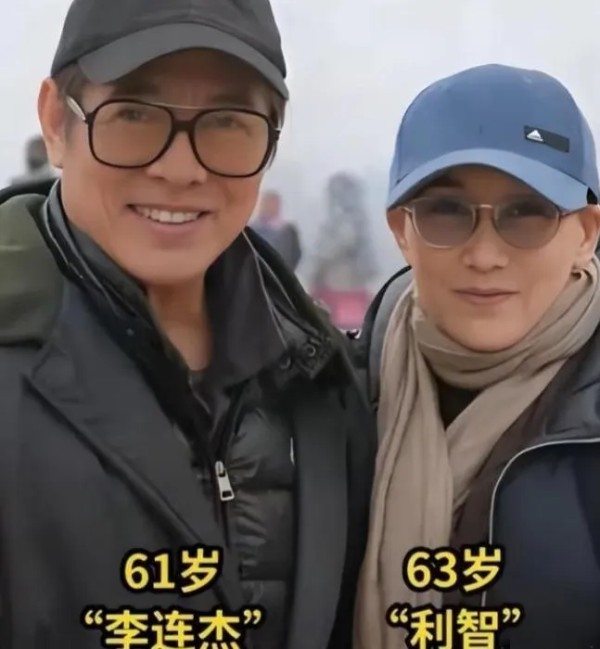 清闲的清泉uS：2026开年，李连杰晒出与利智的合照引发全网感慨，昔日功夫巨星与艳绝香江的亚姐，终究难敌岁月侵蚀。照片里的李连杰头发花白、皱纹深显，身形也不复往日挺拔，常年的武打拍戏旧伤叠加甲状腺问题，让他尽显疲态；利智虽保养得当，却也难掩眼角细纹与发间银丝，褪去荧幕上的明艳，只剩温润的烟火气，两人相依的模样，让网友直呼“老到难以想象”。
    这份岁月的痕迹背后，是两人相守数十年的温情，也藏着...