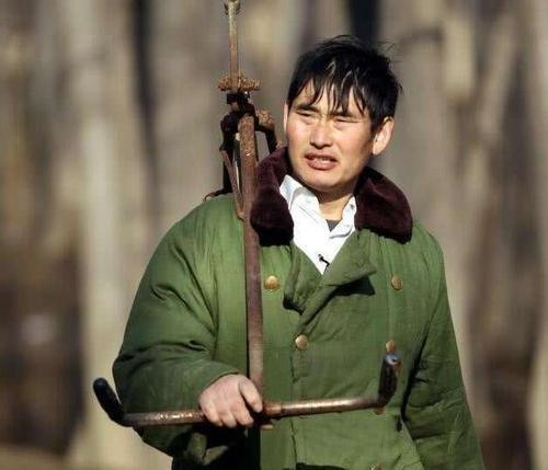 从大门被踹到功德碑被砸，为什么大家都觉得他做公益很假？