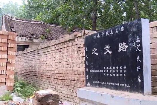 从大门被踹到功德碑被砸，为什么大家都觉得他做公益很假？