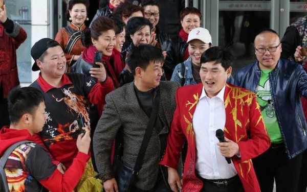 从大门被踹到功德碑被砸，为什么大家都觉得他做公益很假？